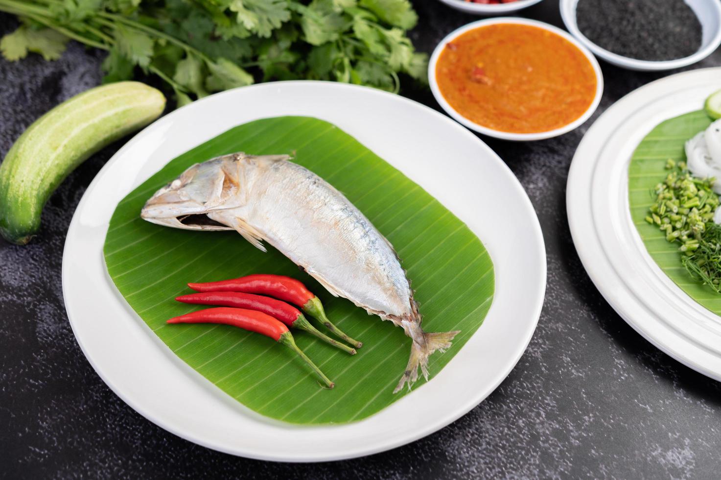 peixe cavala com macarrão de arroz e vegetais foto