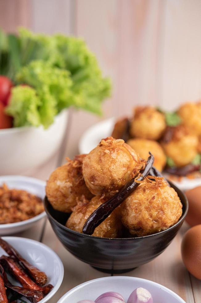 ovos cozidos fritos com molho de tamarindo foto