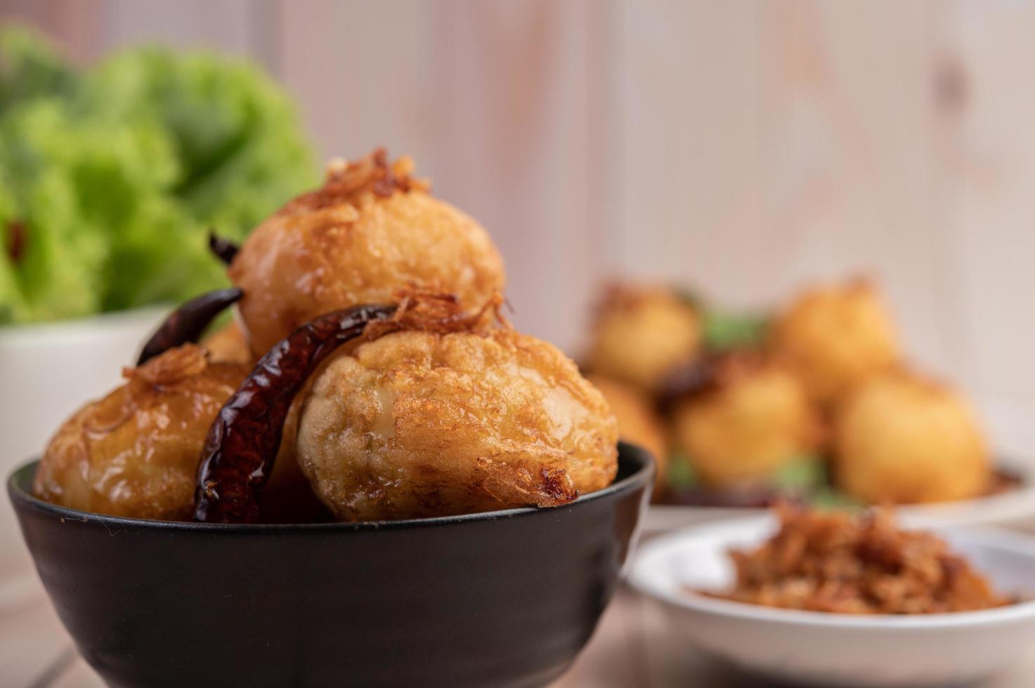 ovos cozidos fritos com molho de tamarindo foto