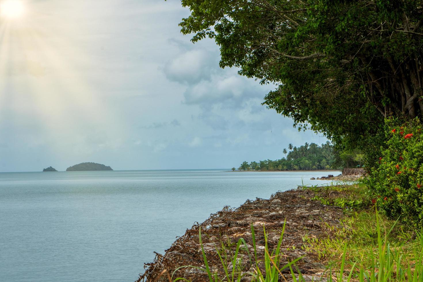 o mar em koh chang na tailândia foto