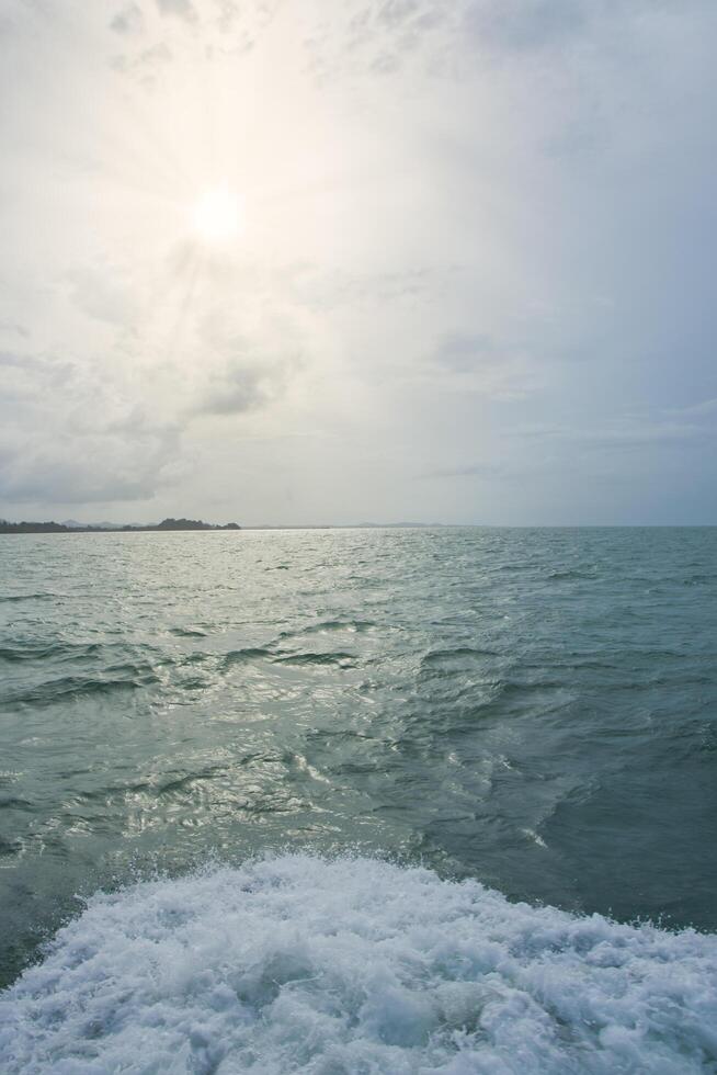 o mar em koh chang na tailândia foto