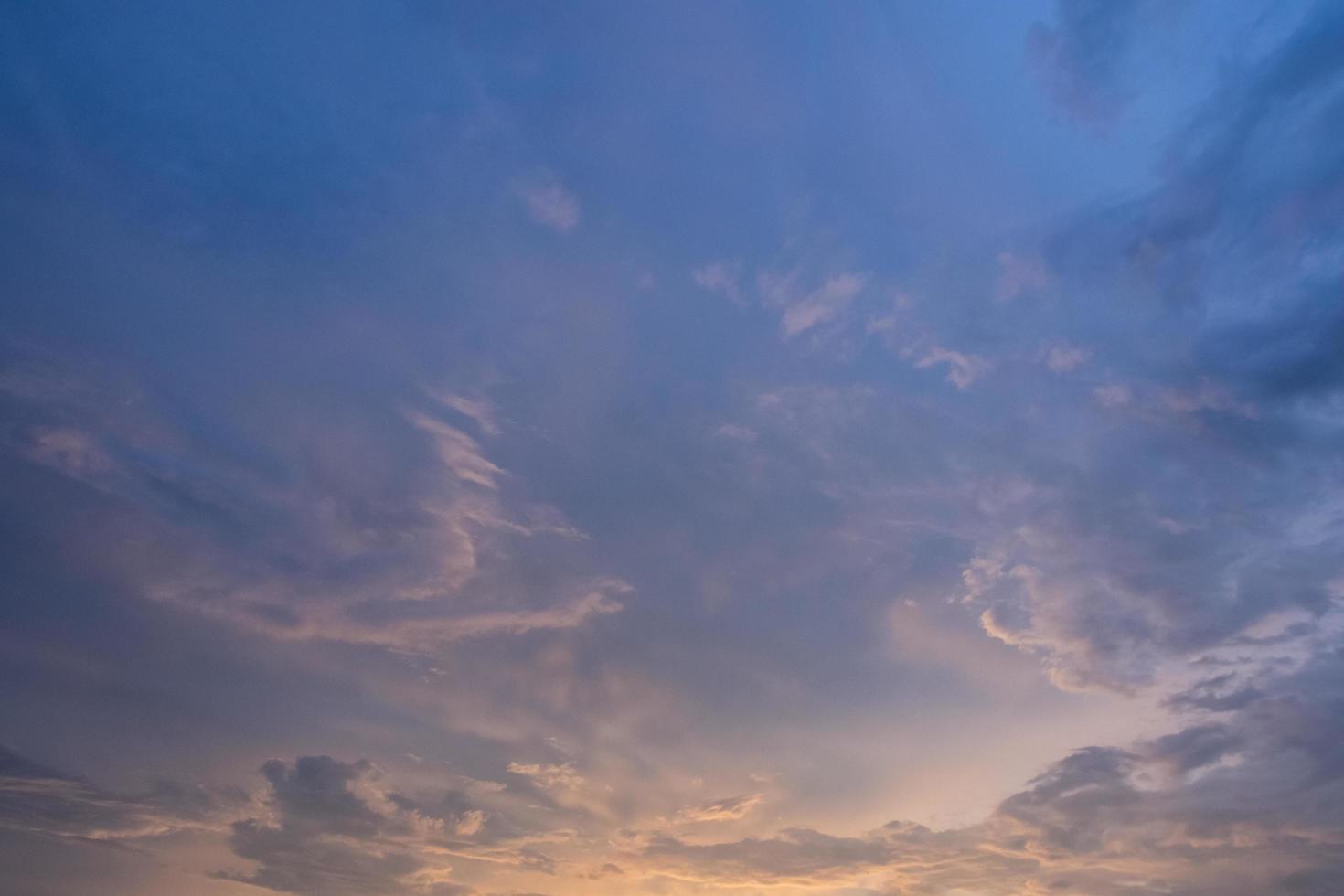 nuvens no céu ao pôr do sol foto