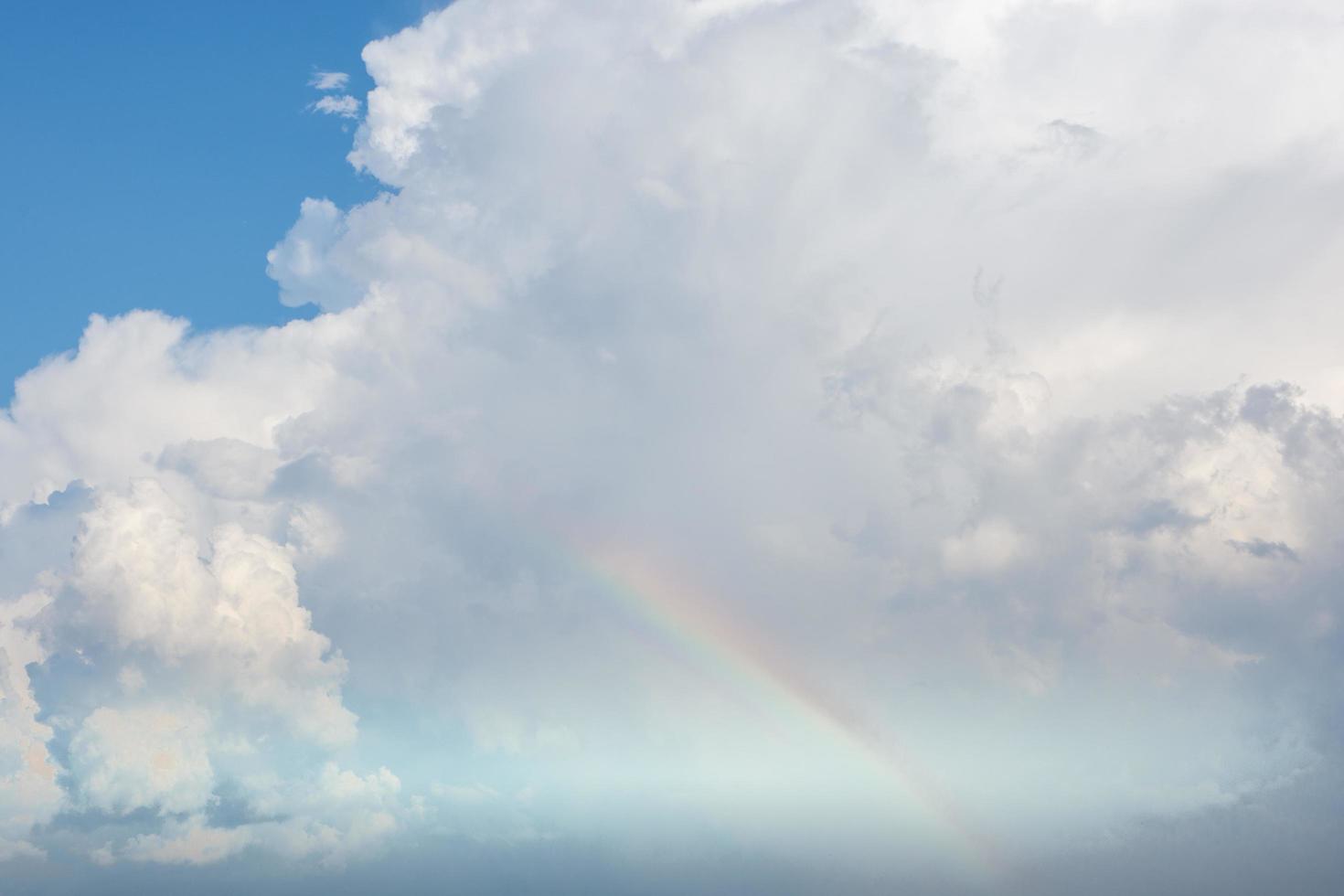 nuvens no céu com arco-íris foto