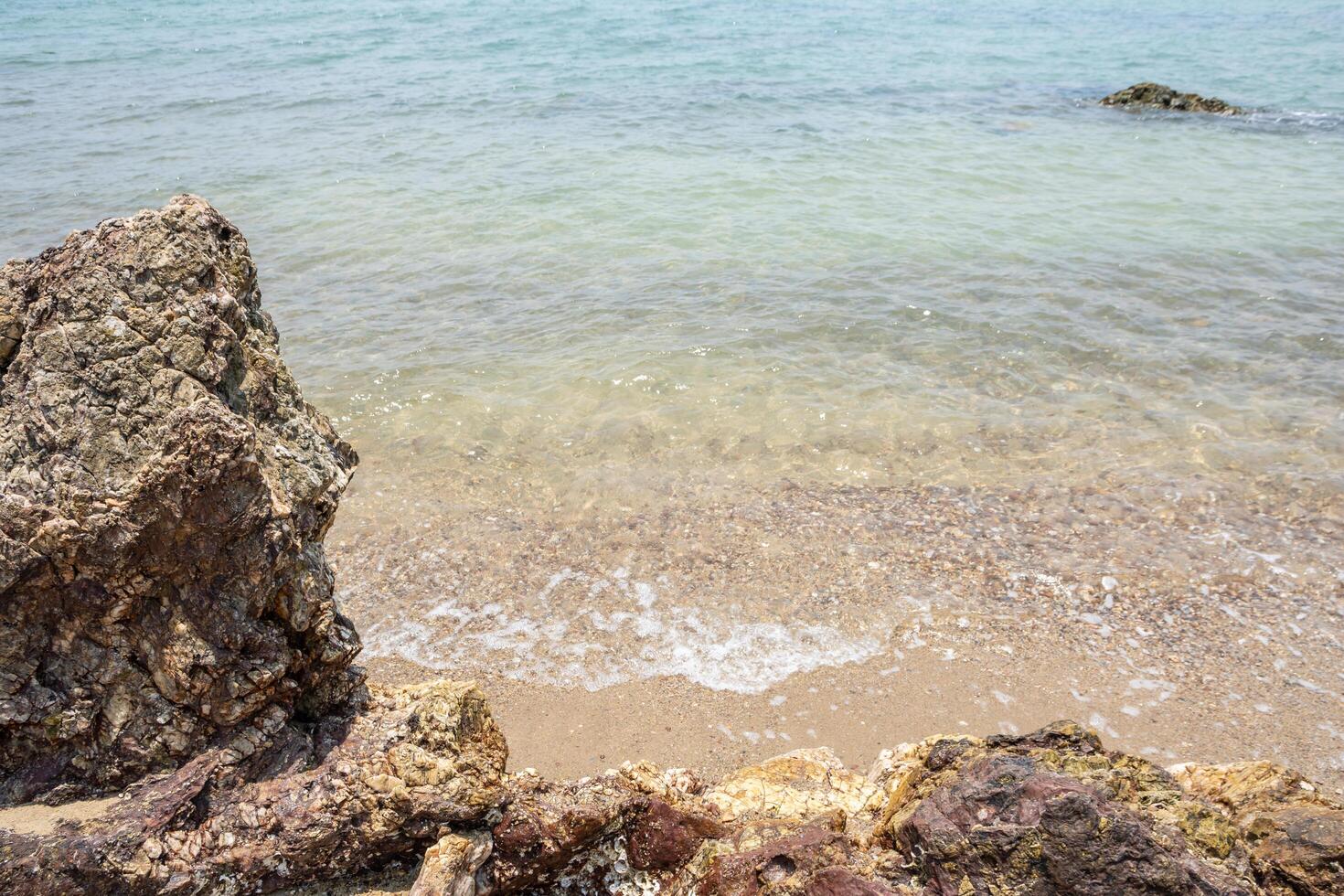 pedras em uma praia na tailândia foto