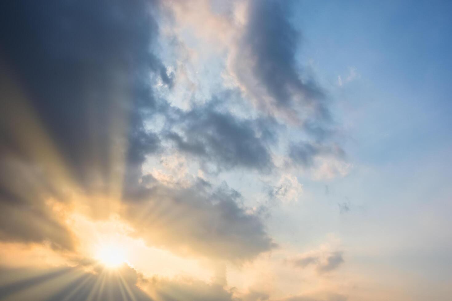 nuvens no céu ao pôr do sol foto