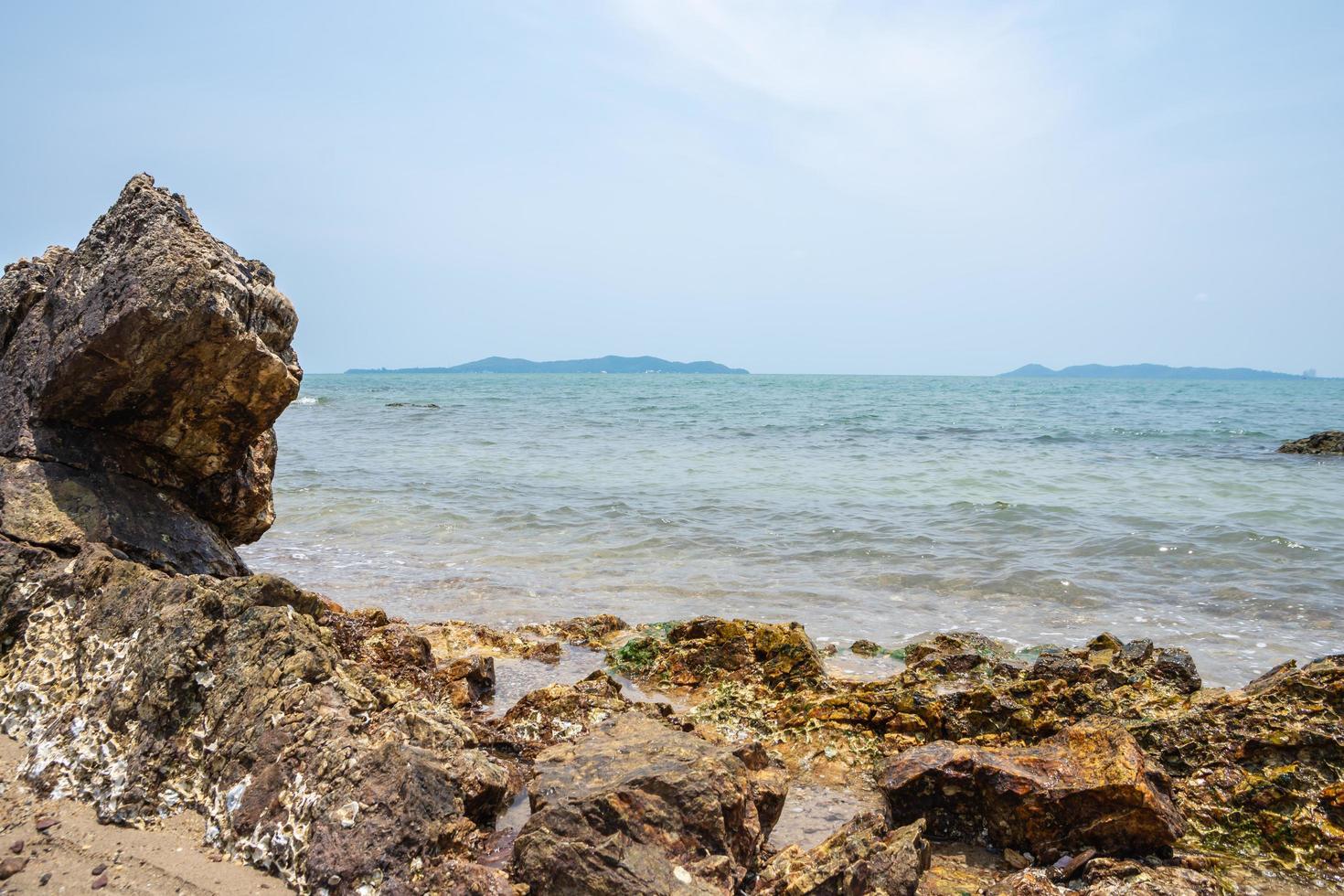 pedras em uma praia na tailândia foto
