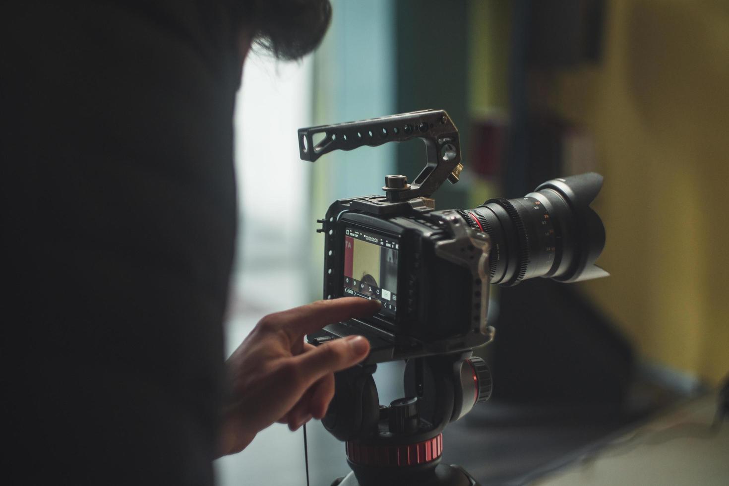 mão ajustando câmera de cinema foto