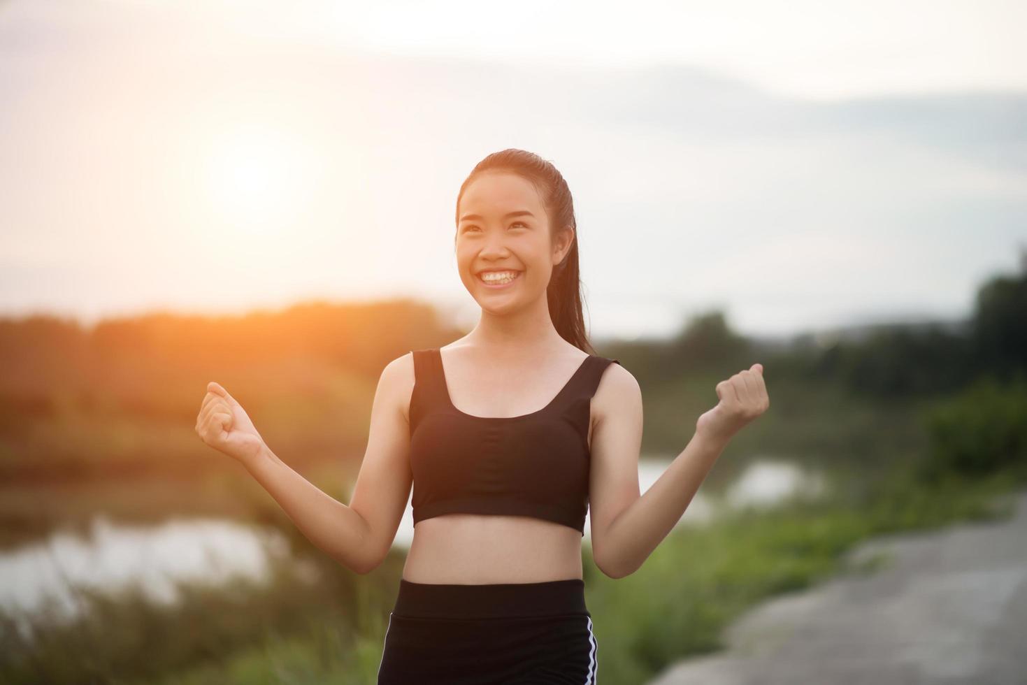 adolescente atlético sorridente e feliz com os braços estendidos foto