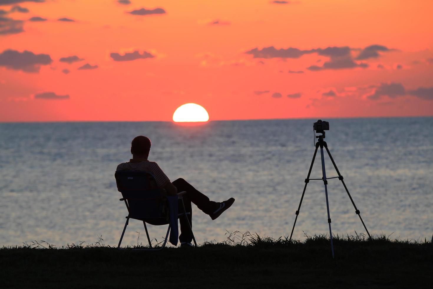 um homem olhando para o sol foto