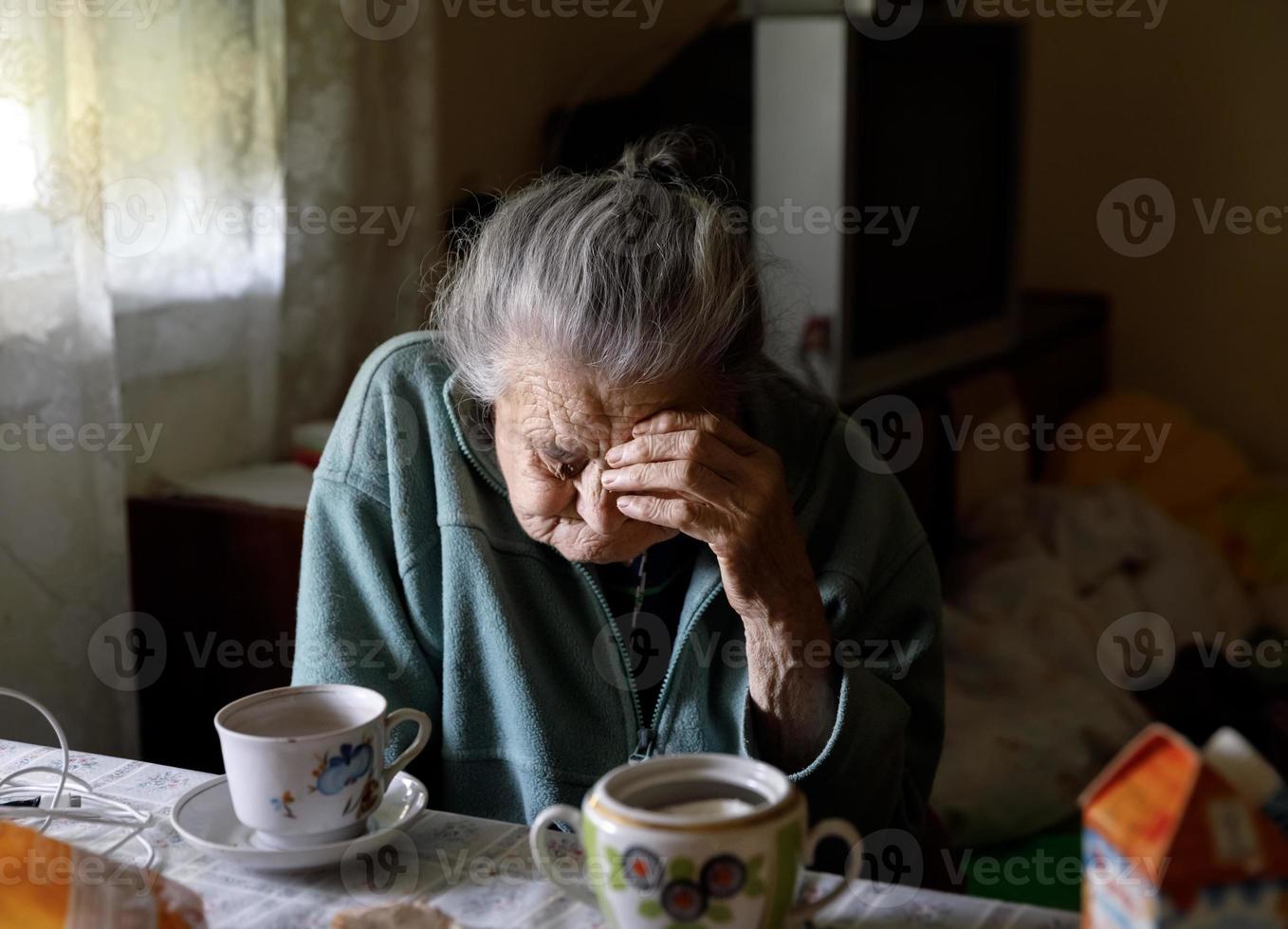 mulher idosa solitária foto