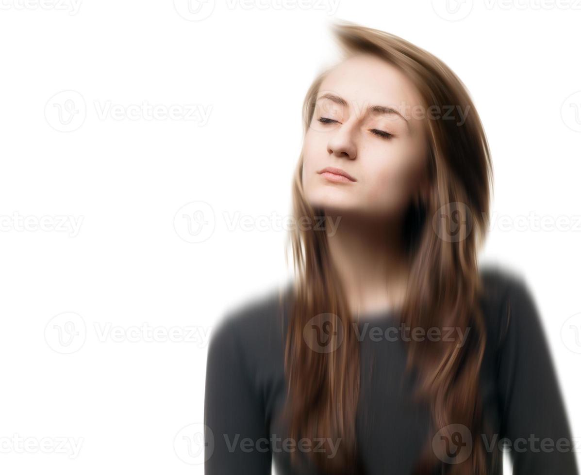 imagem borrada de uma jovem com os olhos fechados foto