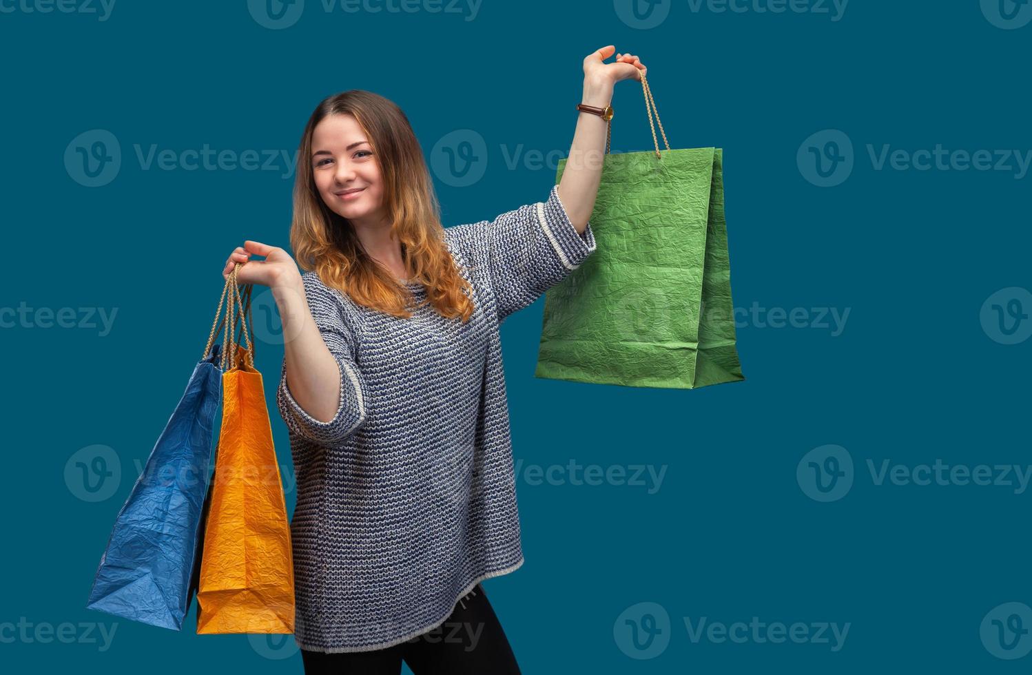 jovem bonita com sacolas de compras foto