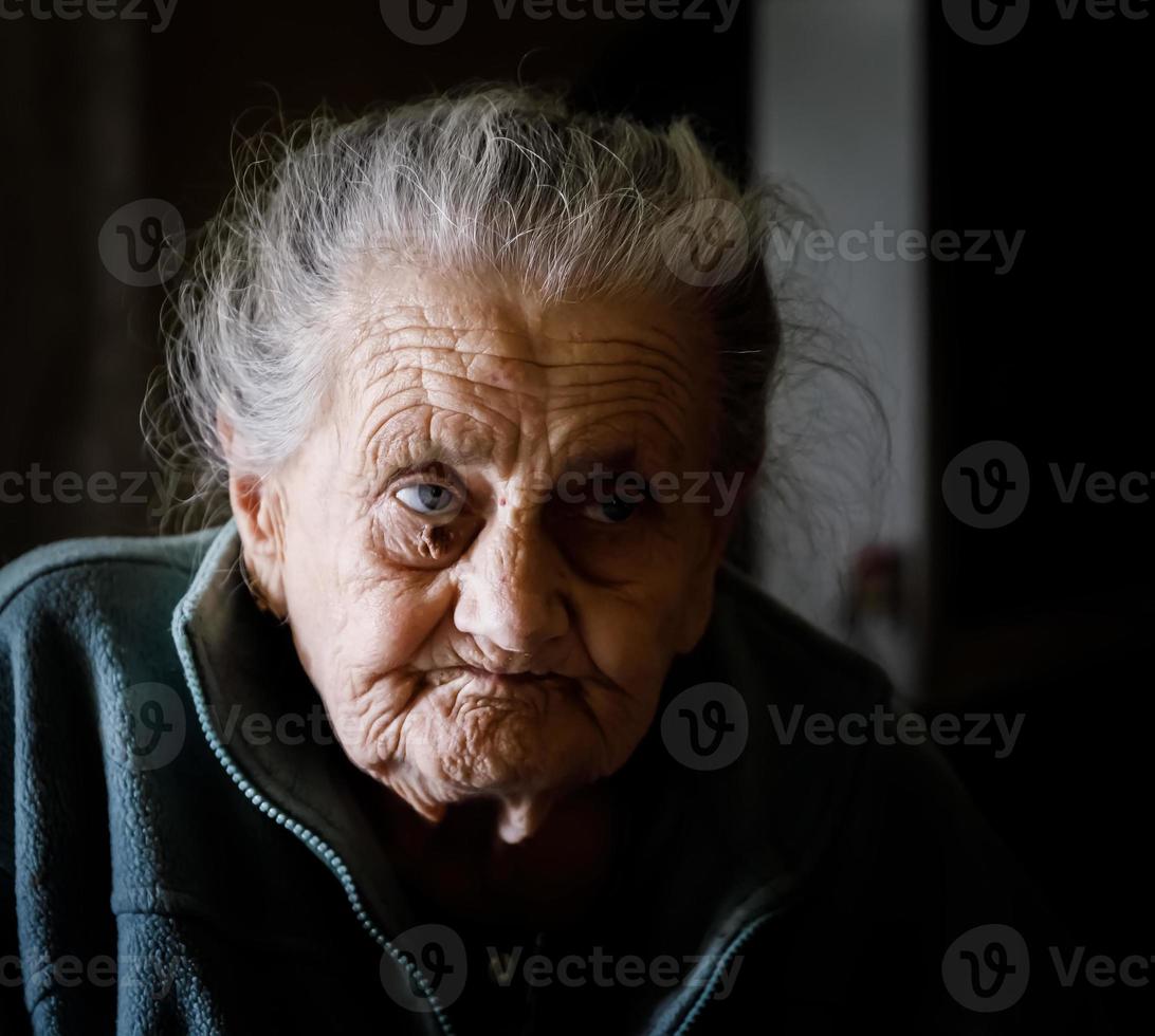 mulher cansada muito velha foto