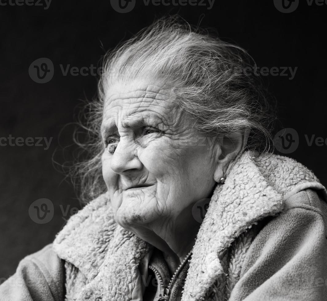 mulher enrugada muito velha e cansada ao ar livre foto