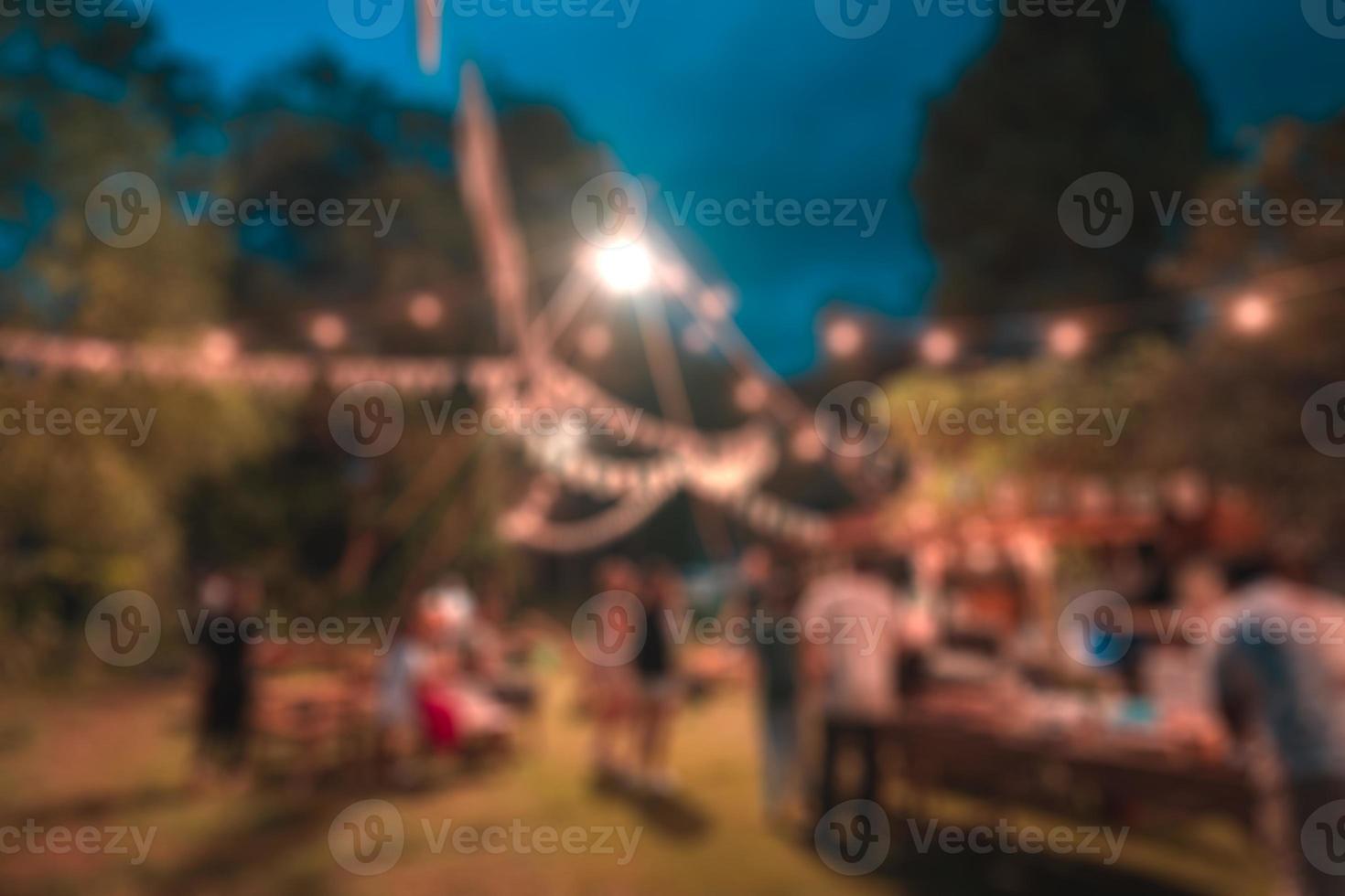 grupo de amigos com festa de piquenique de churrasco e fogueira iluminada no quintal foto