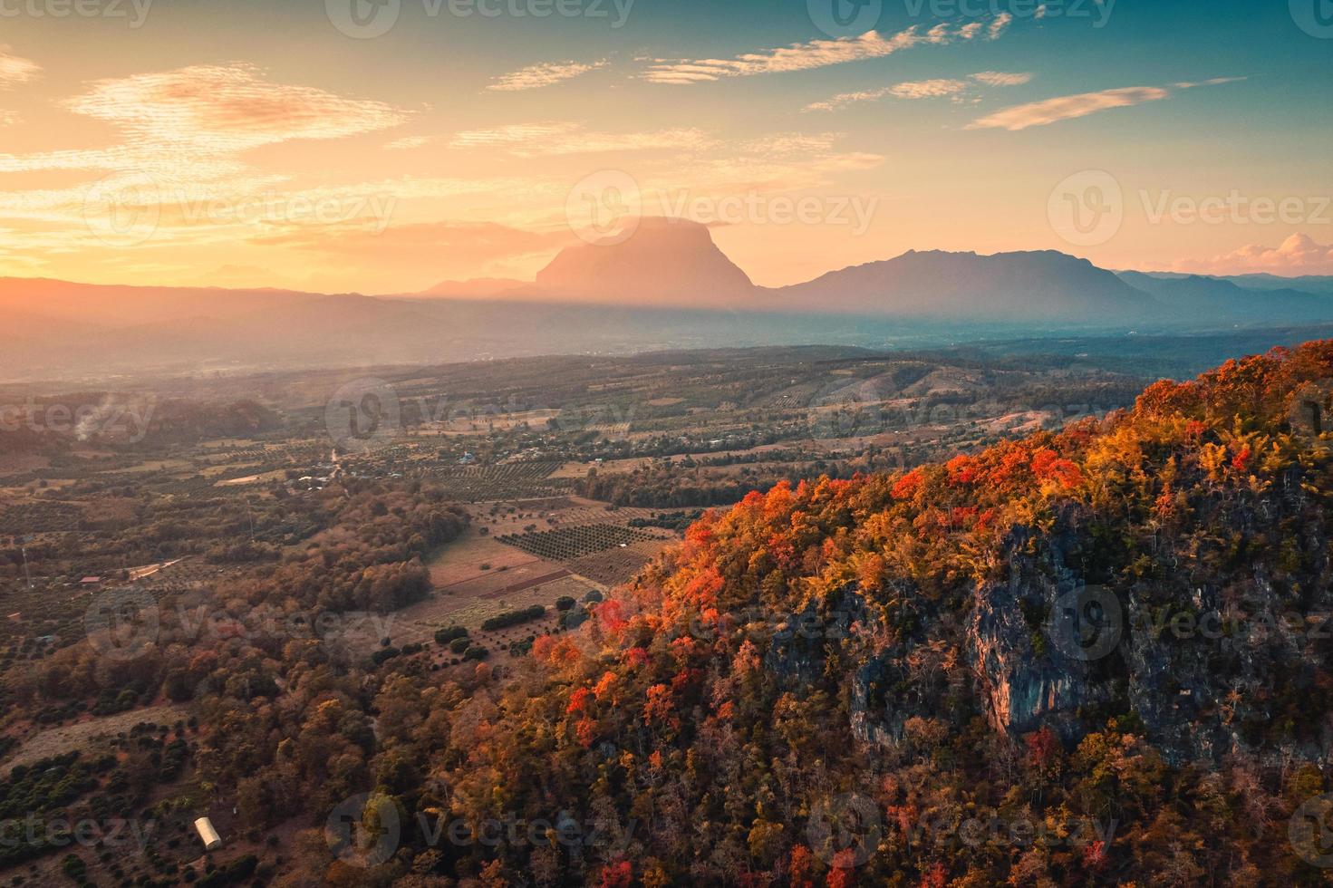 pôr do sol sobre a cordilheira com floresta de outono colorida na colina na zona rural foto