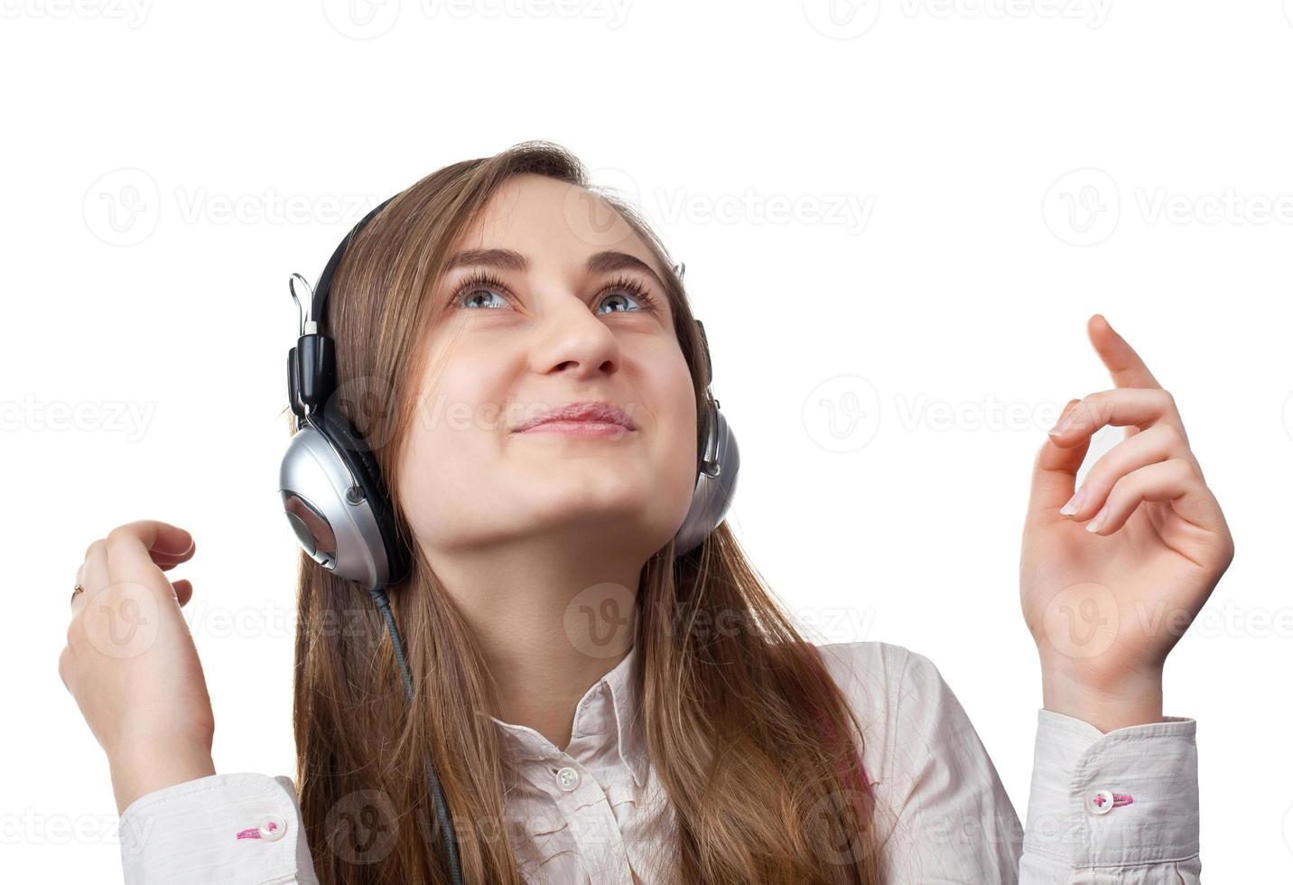 menina ouvindo música em fones de ouvido foto