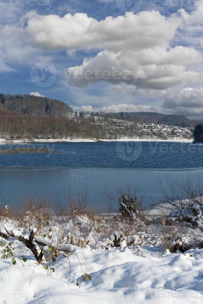 inverno no reservatório de lingese, sauerland, alemanha foto