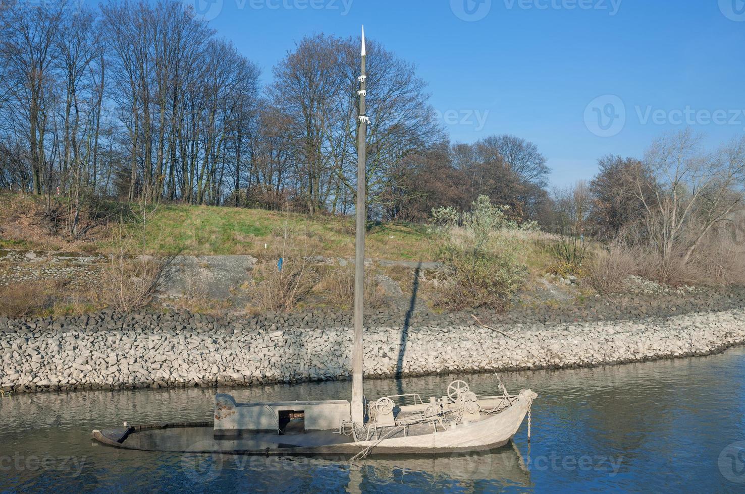 barco de pesca de enguia histórico afundado chamado aalschokker, barco de pesca tradicional no rio reno, na renânia, alemanha foto