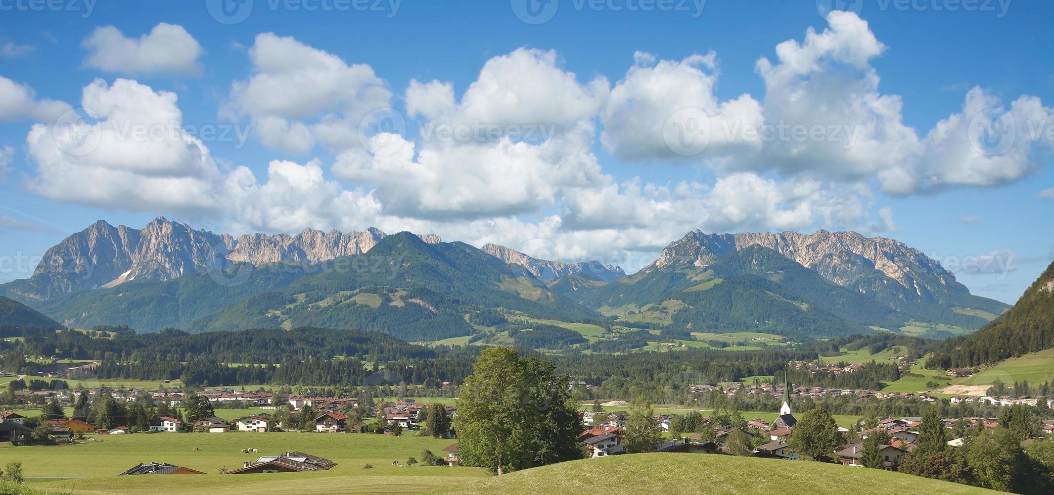 Aldeia de Koessen, Tirol, Áustria foto