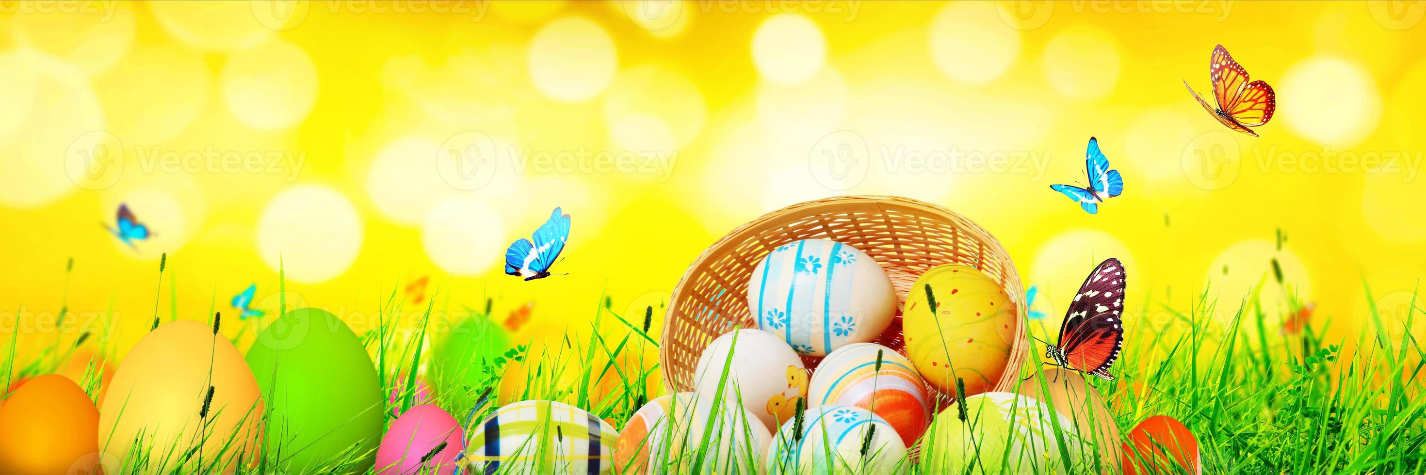 lindo fundo de páscoa com ovos de páscoa coloridos foto