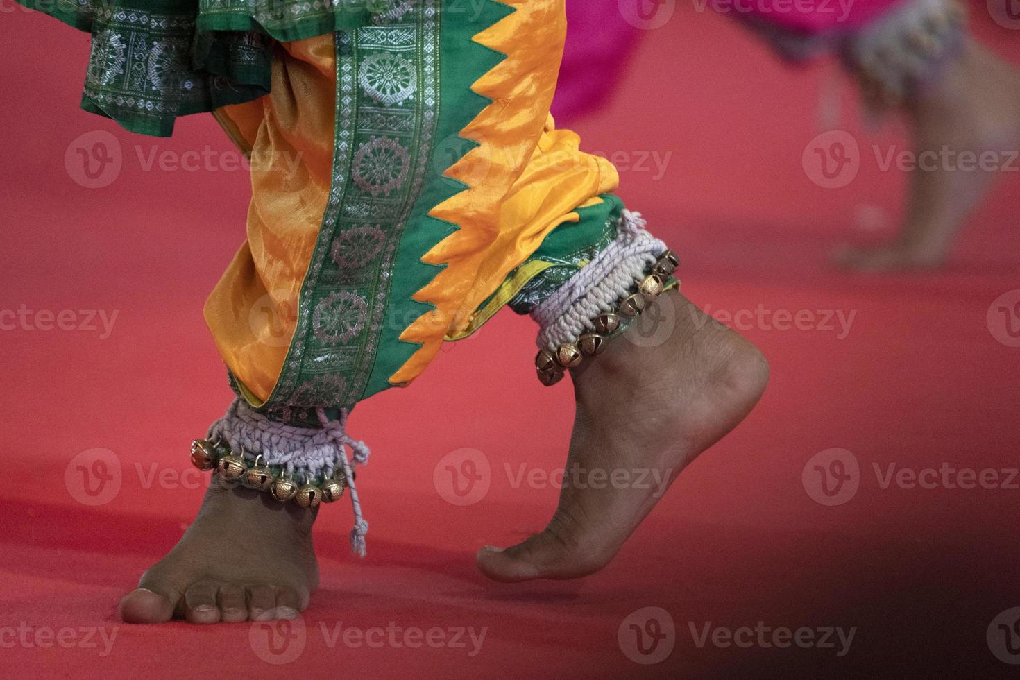 detalhe do pé de dança tradicional da índia foto