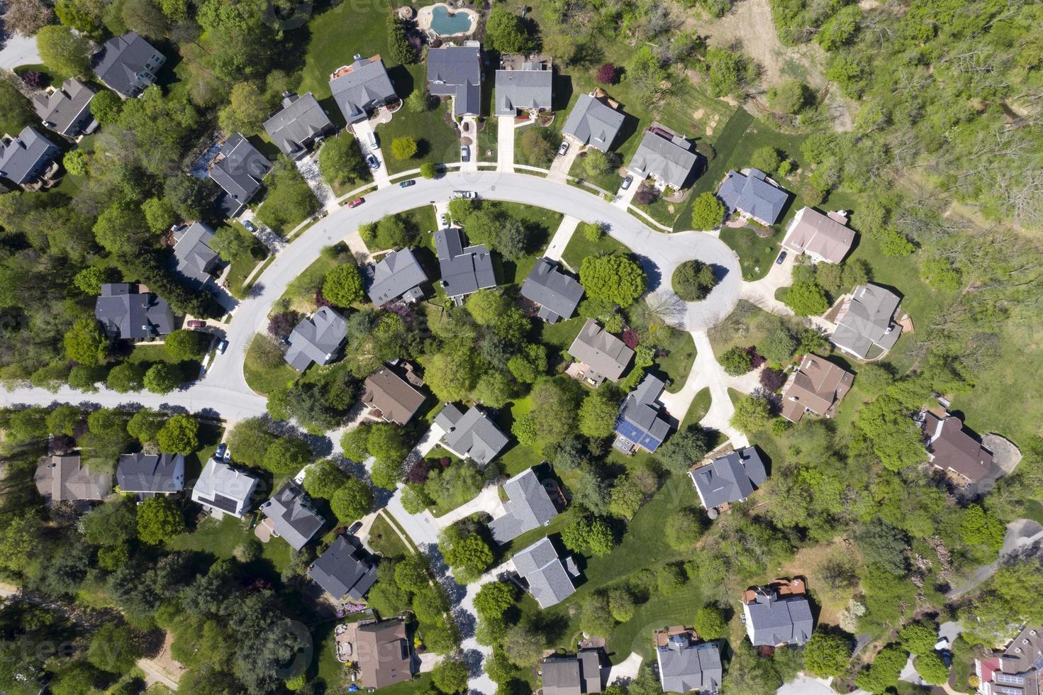 bairro americano de classe média alta com rua curva em maryland foto