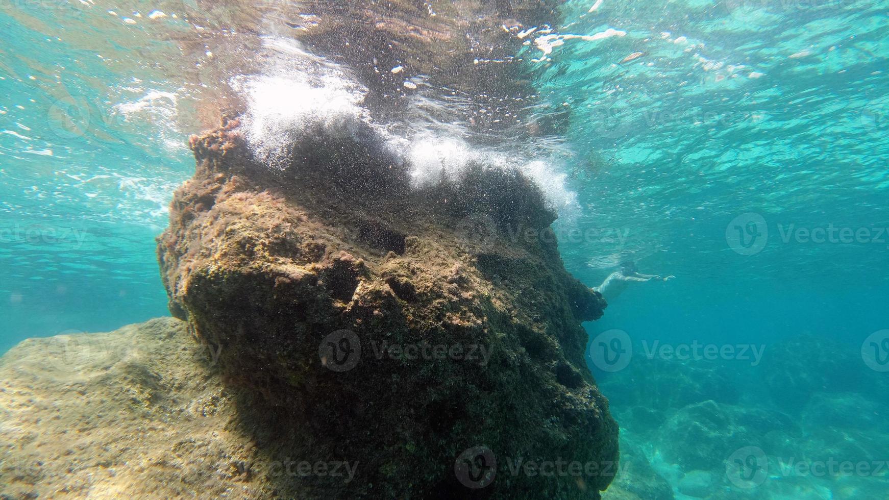 vista subaquática da água cristalina da sardenha durante o mergulho foto