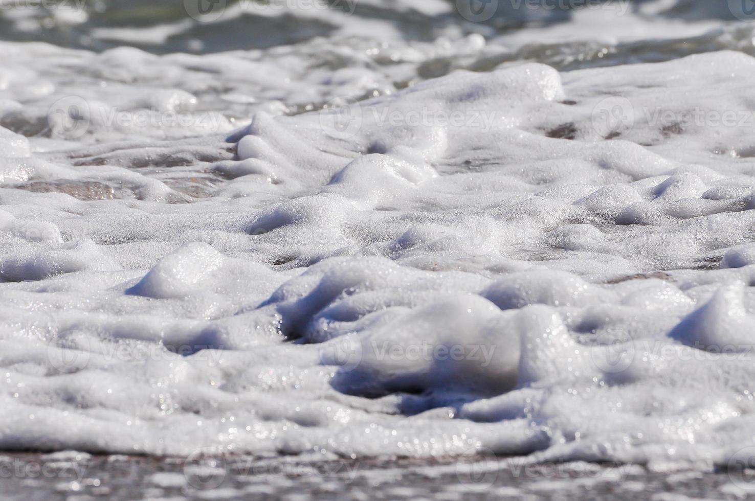 espuma do mar. respingo de água foto