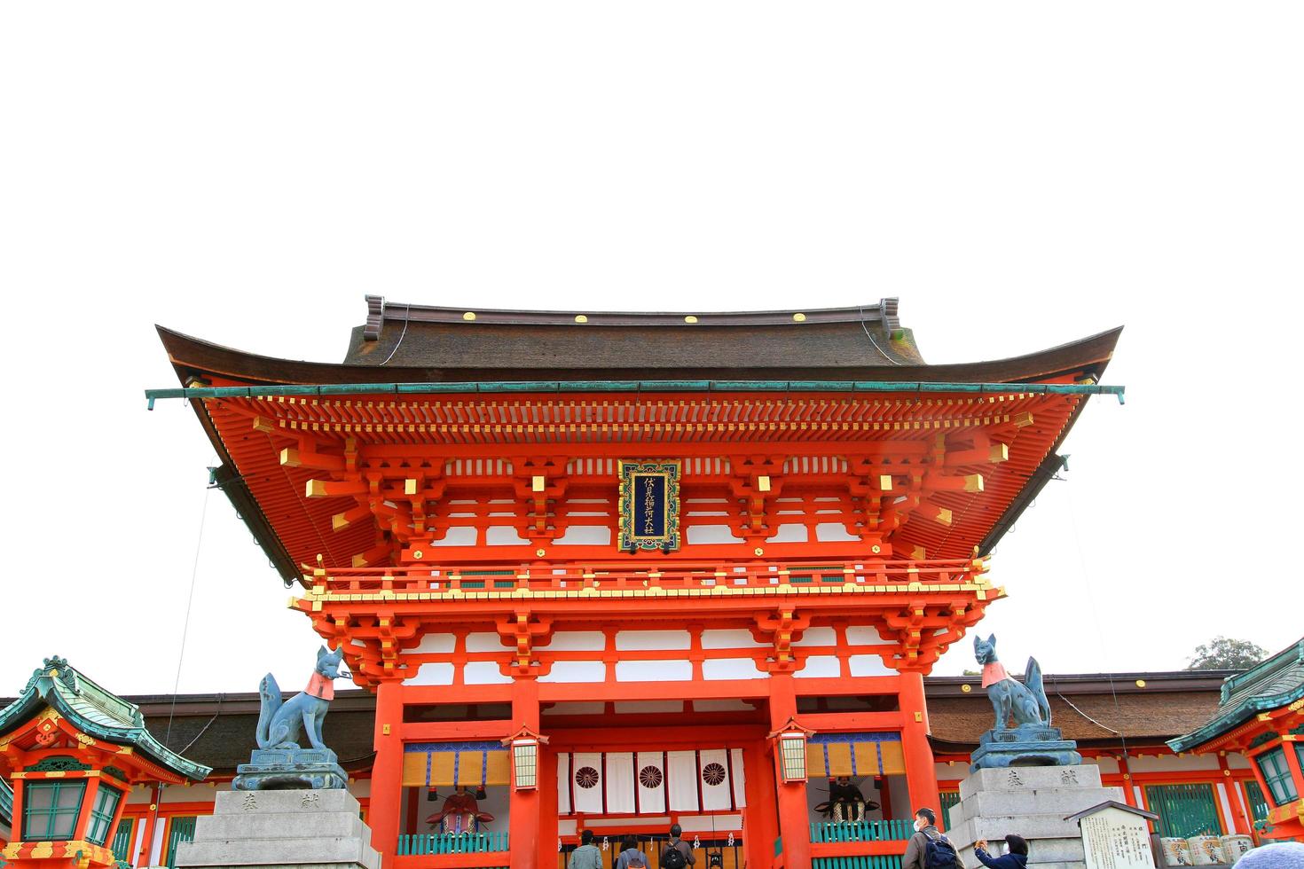 Tóquio, Japão-18 de janeiro de 2023 Santuário Fushimi Inari Taisha e estátua de cachorro em frente à entrada ou acesso com fundo do céu. antigo castelo ou templo japonês. lugar sagrado do povo japonês. prédio. foto