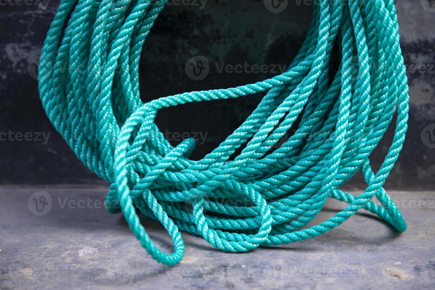 corda verde amarrada na doca do navio, foto de stock