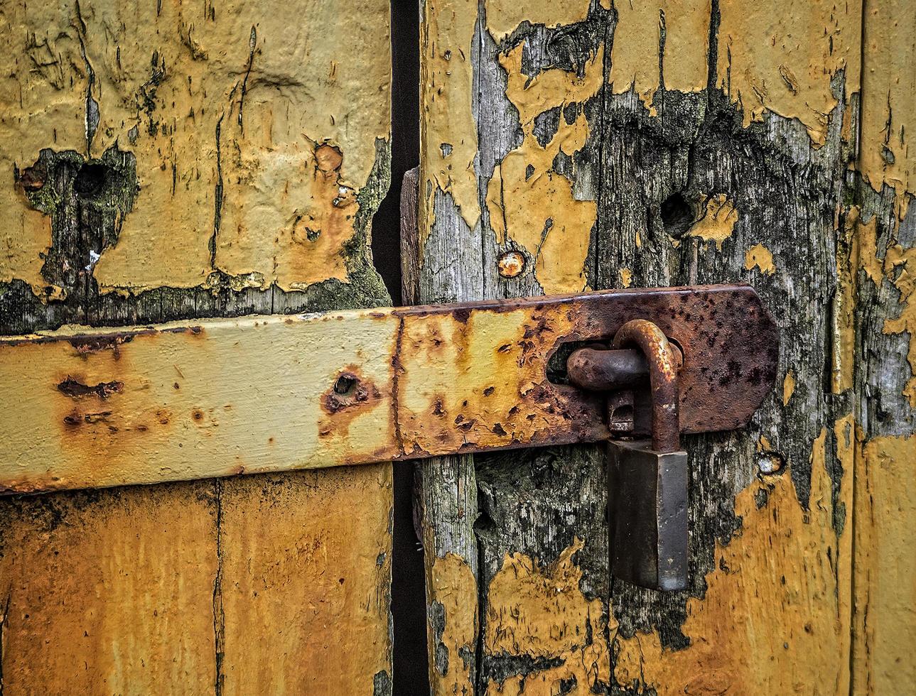 porta de madeira marrom trancada foto