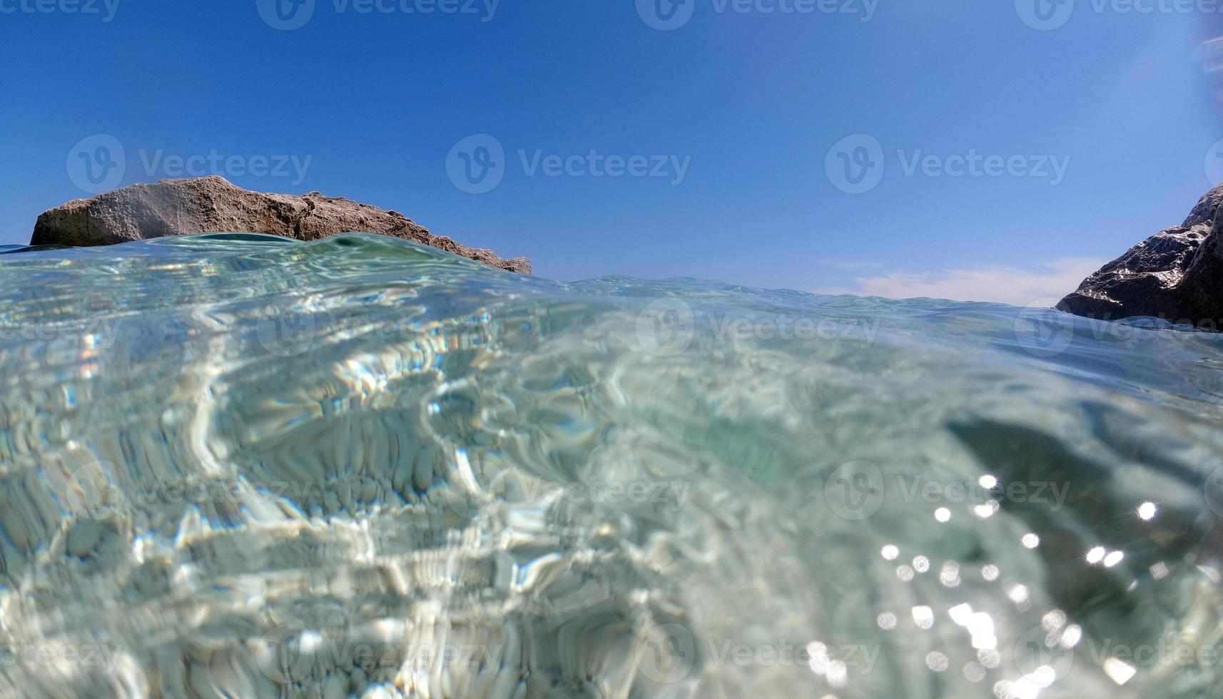 vista subaquática da água cristalina da sardenha durante o mergulho foto