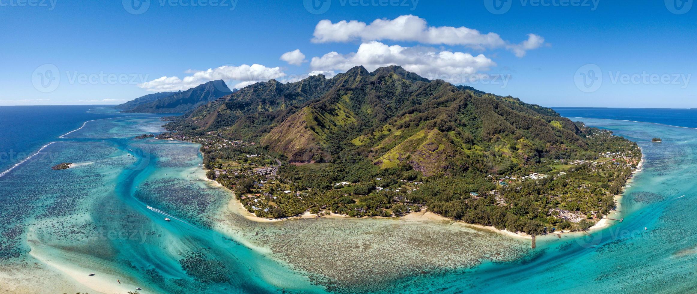 vista aérea da lagoa da polinésia francesa da ilha de moorea foto