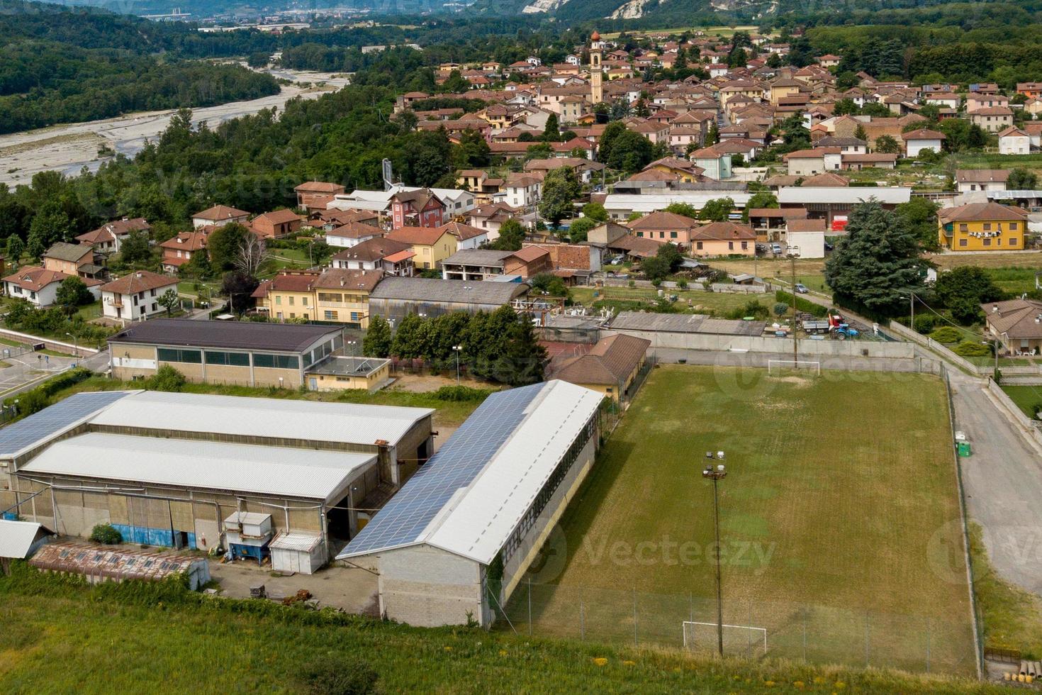 panorama de vista aérea de campo de futebol rural foto