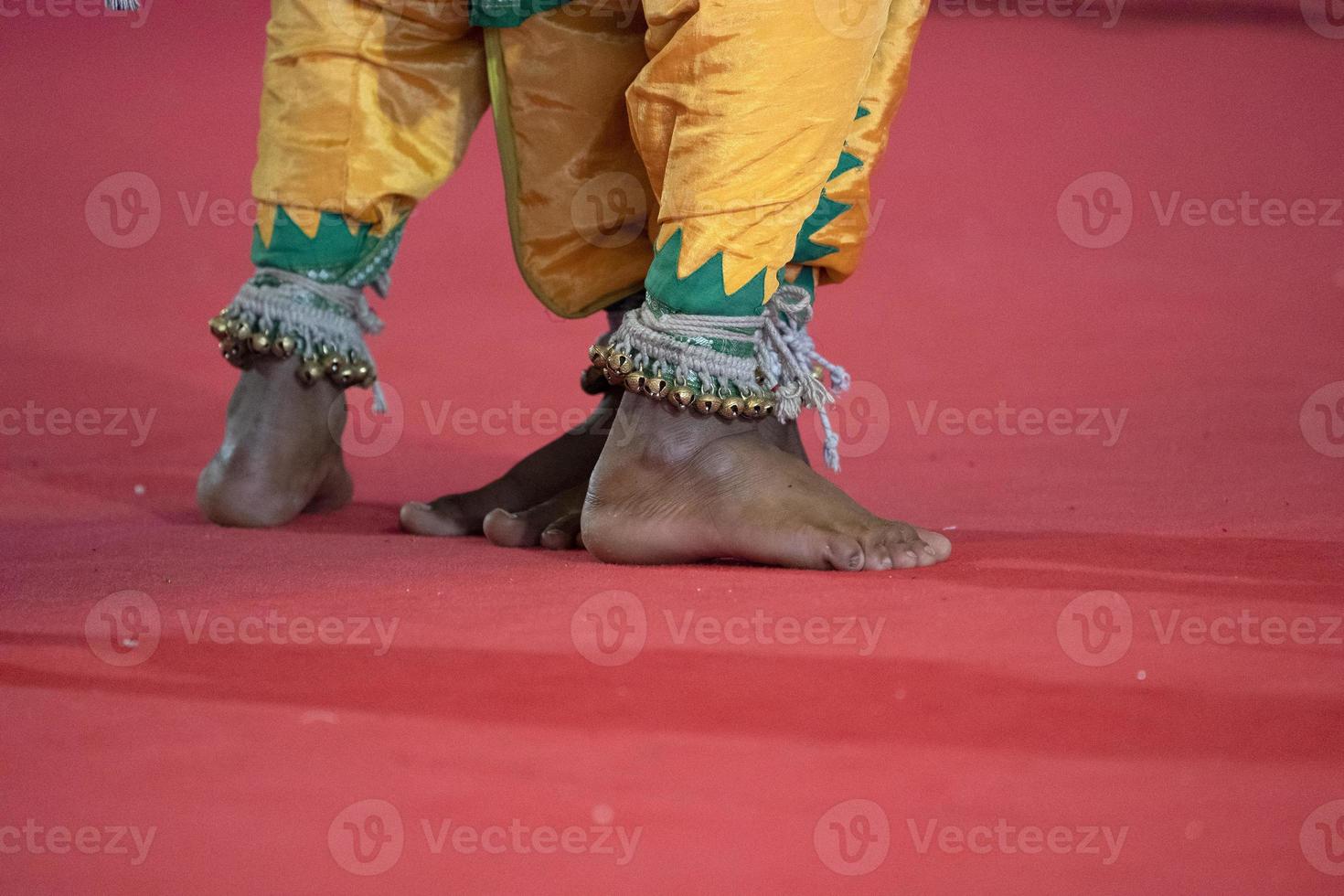 detalhe do pé de dança tradicional da índia foto