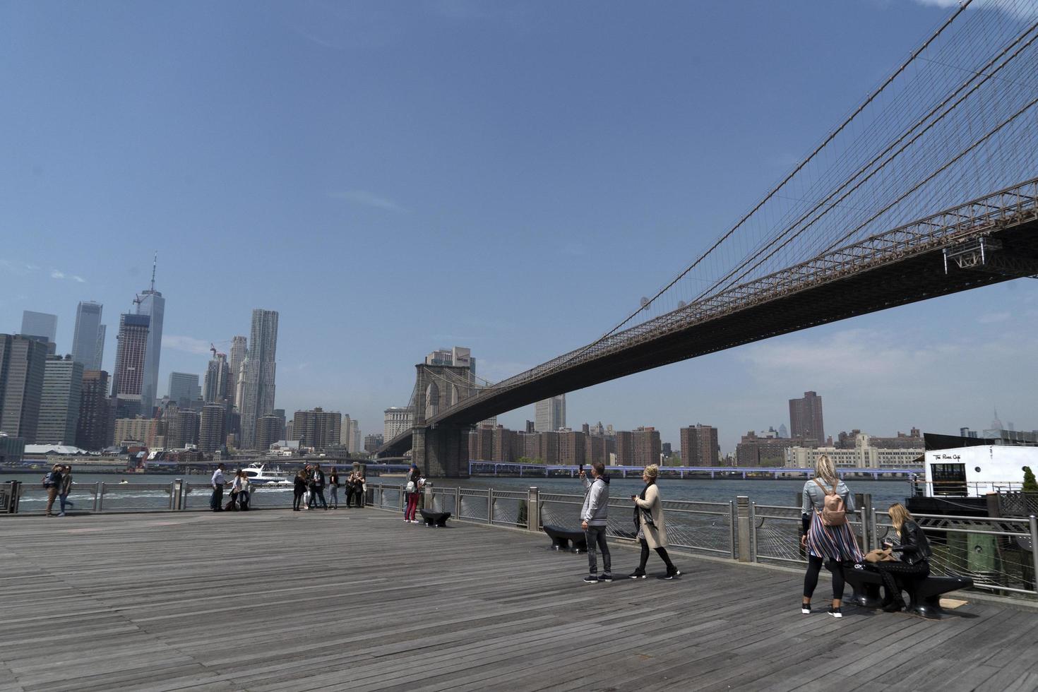 nova york, eua, 2 de maio de 2019 - vista de dumbo da ponte de brooklyn cheia de turistas foto