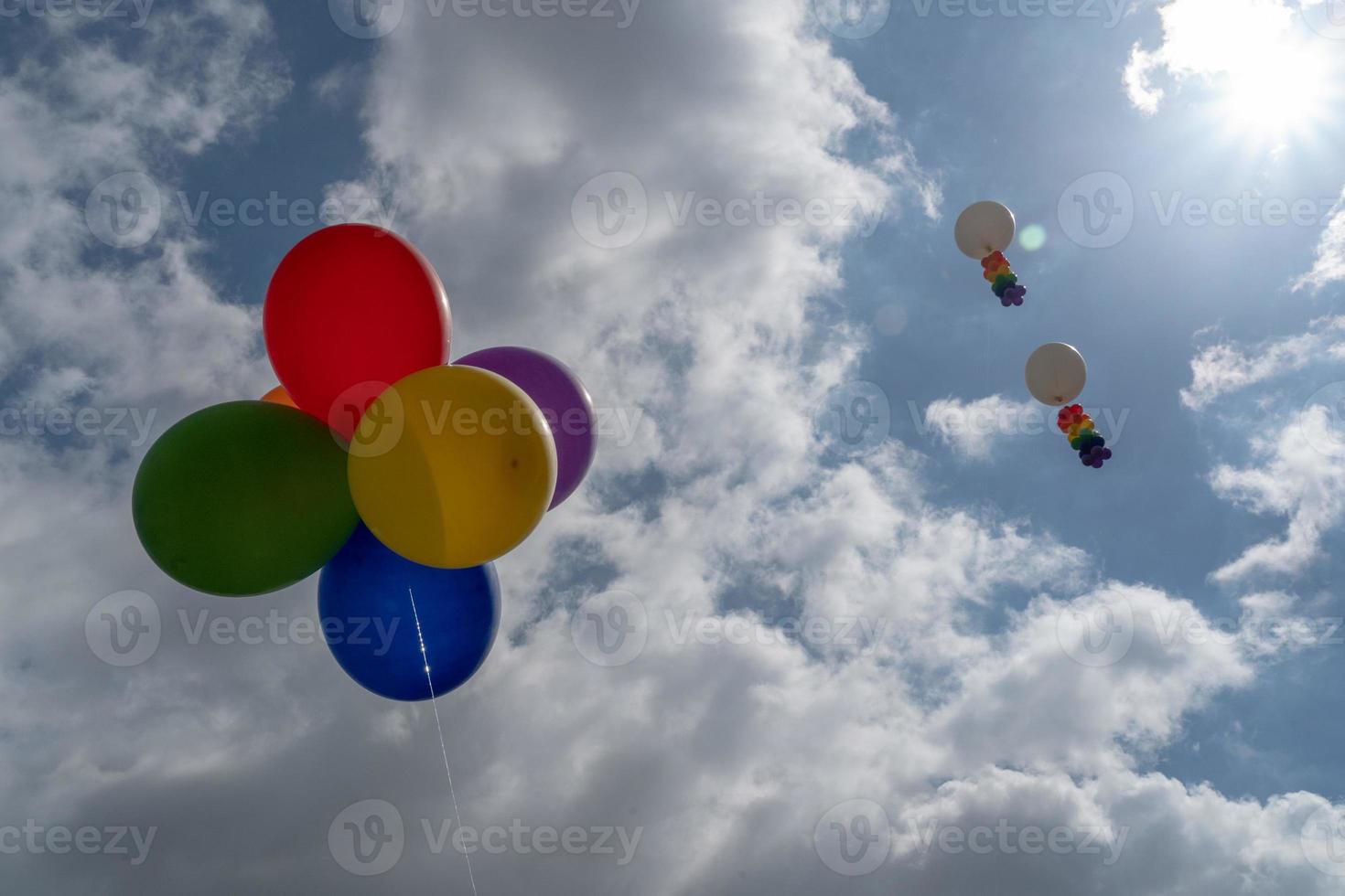 balões de bandeira do arco-íris da paz foto