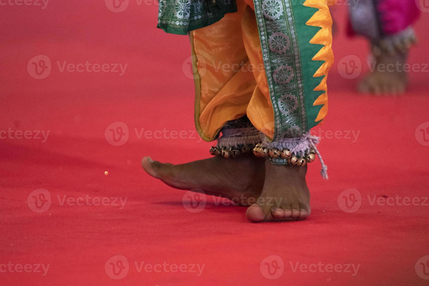 detalhe do pé de dança tradicional da índia foto