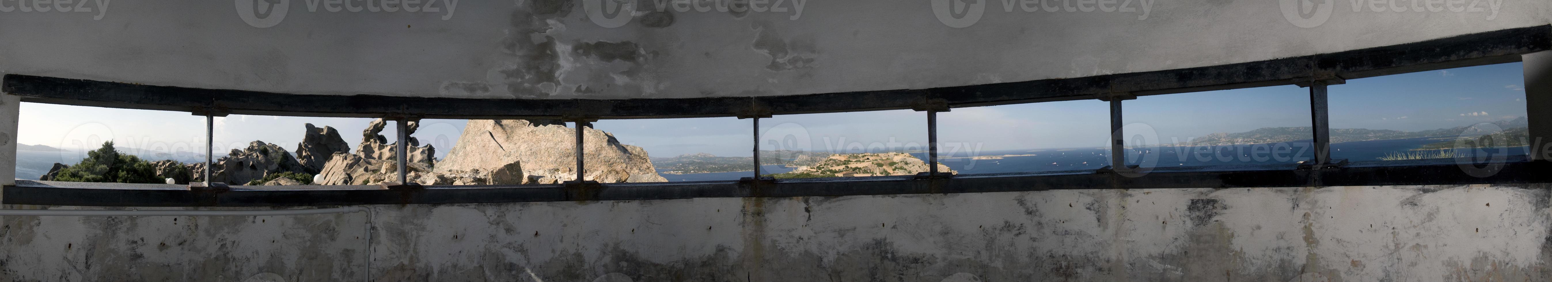 uma vista do mar azul turquesa do bunker da segunda guerra mundial na sardenha itália foto