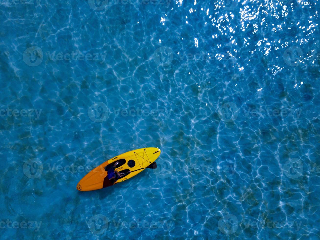 canoa caiaque remando na polinésia vista aérea do paraíso tropical da ilha cook foto