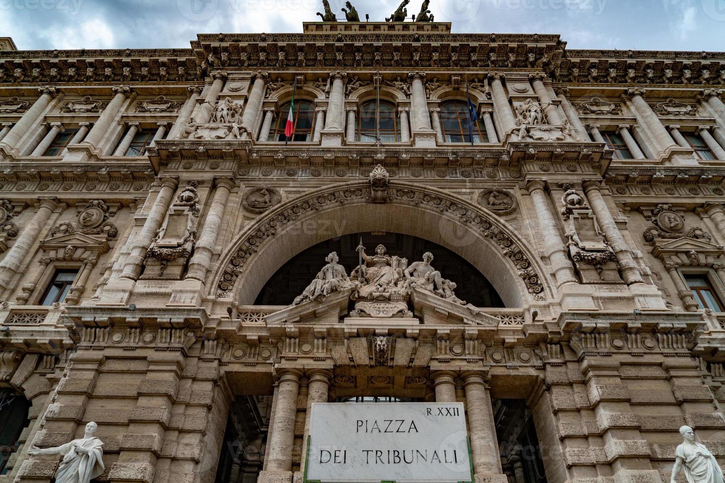 roma corte di cassazione vista do palácio em dia nublado foto