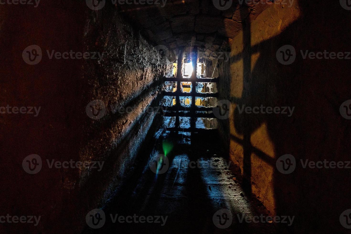 grade de barras de ferro prisão medieval foto