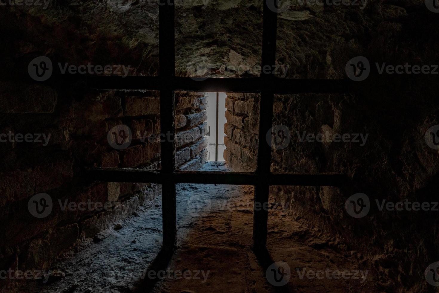 grade de barras de ferro prisão medieval foto