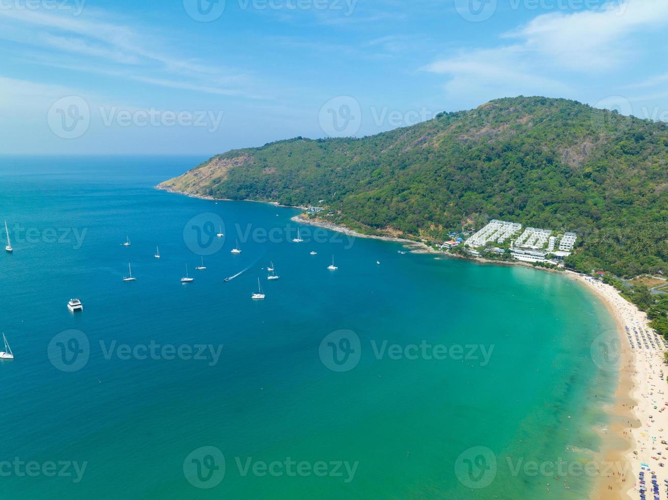 vista aérea praia incrível com pessoas viajando relaxando na praia, belo mar na temporada de verão na ilha de phuket tailândia, pessoas viajando na praia, praia durante o verão com muitas pessoas descansando foto