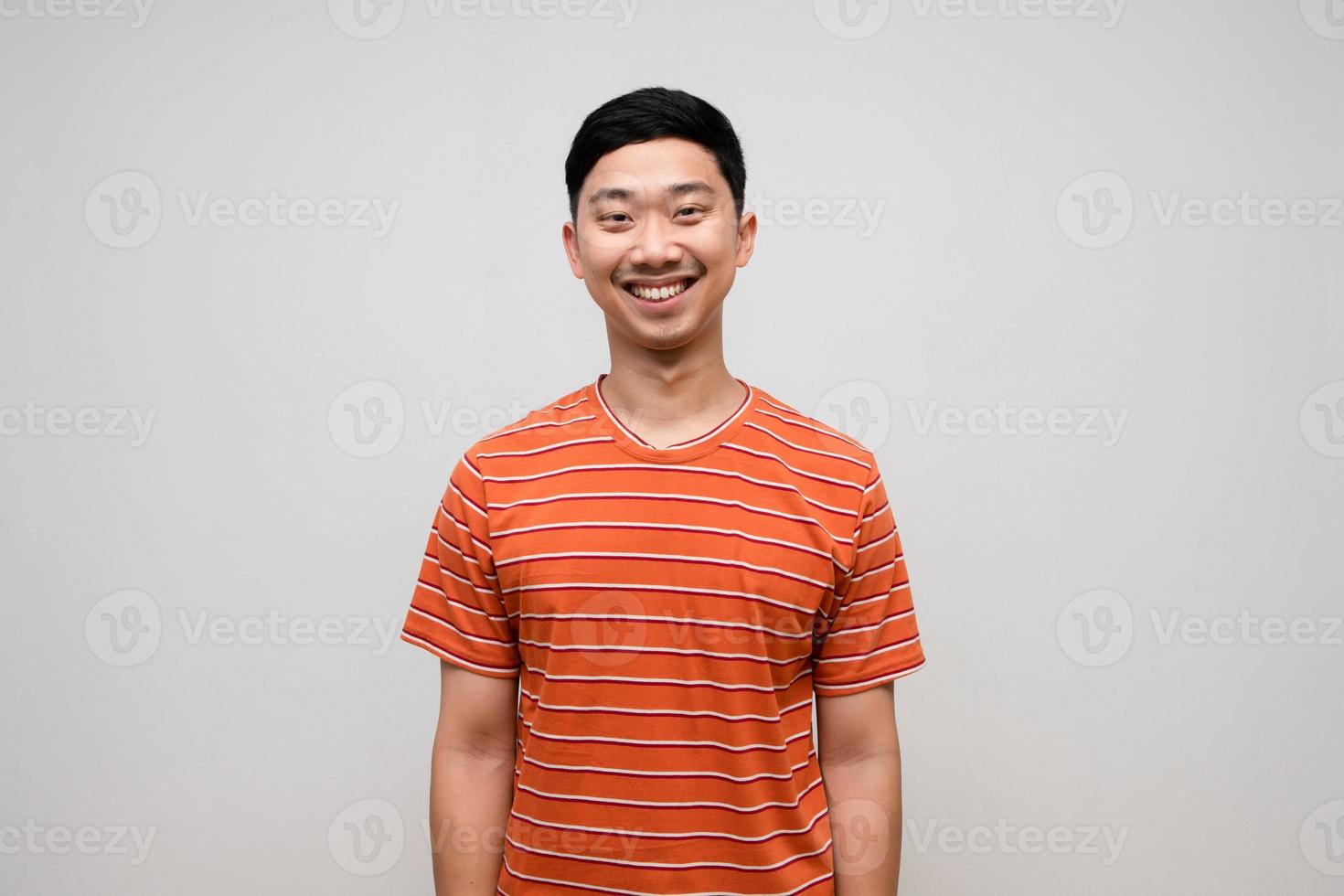 homem asiático positivo camisa listrada felicidade sorriso isolado foto