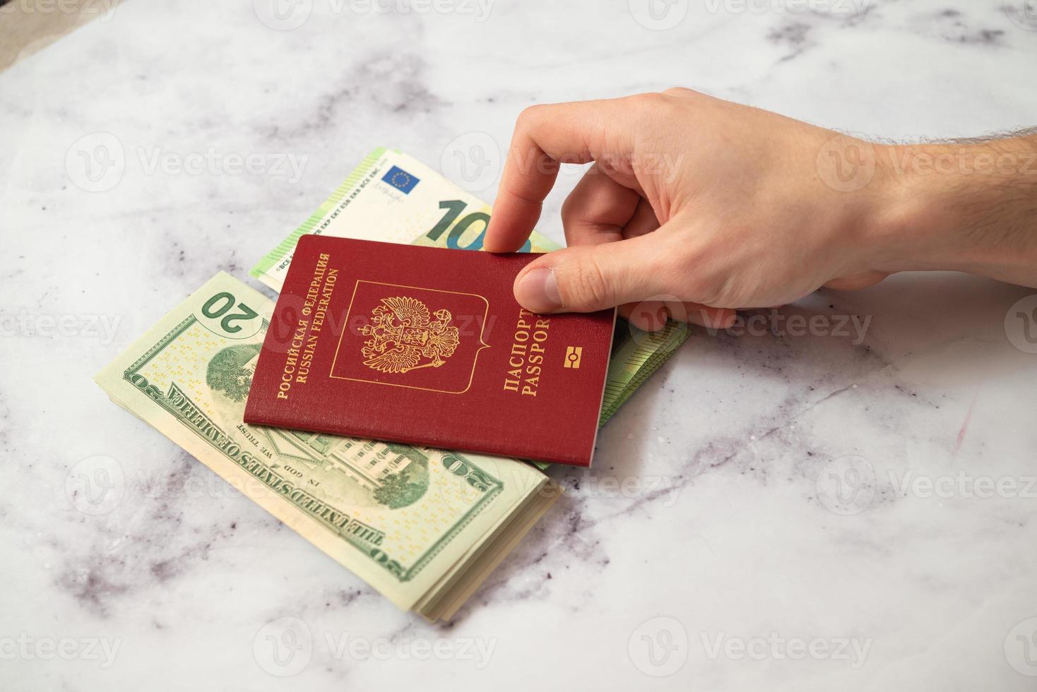 passaporte da federação russa e notas de euro e dólar. foto