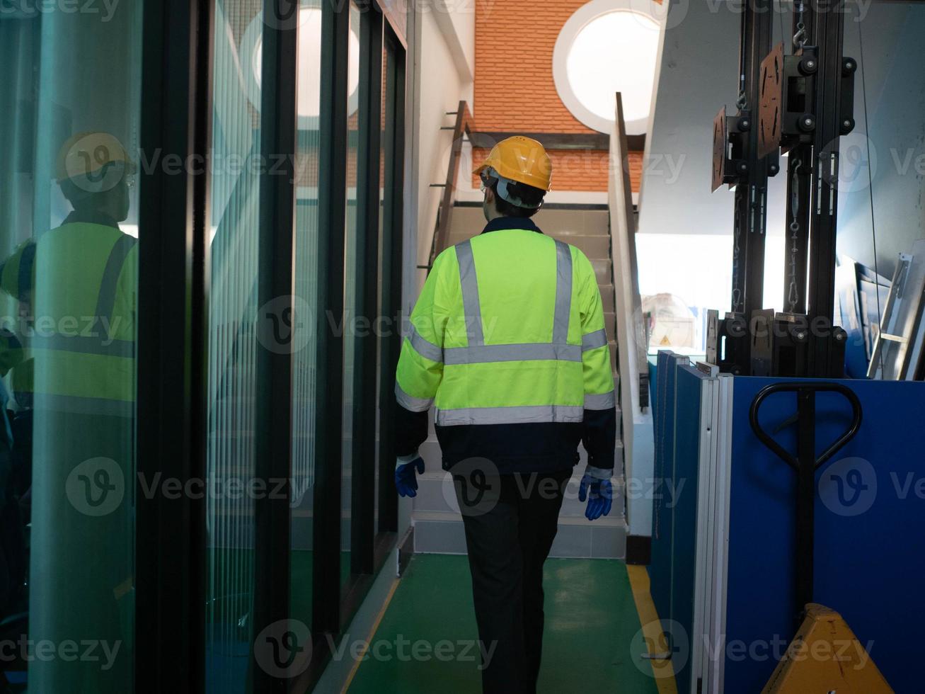 pessoa de trás engenheiro de trabalho pessoal amarelo capacete de segurança carrinho de segurança caminhada check-up relatório fábrica empilhadeira inspetor de construção indústria companhia fabricação técnico maquinário controle produção foto