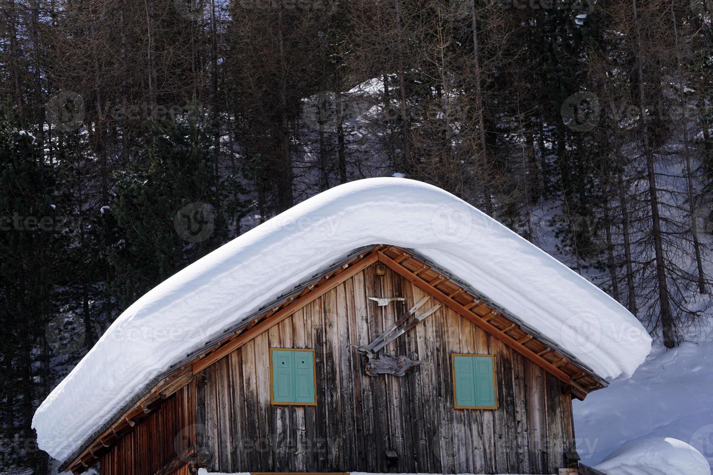 cabana de madeira no fundo da neve do inverno foto