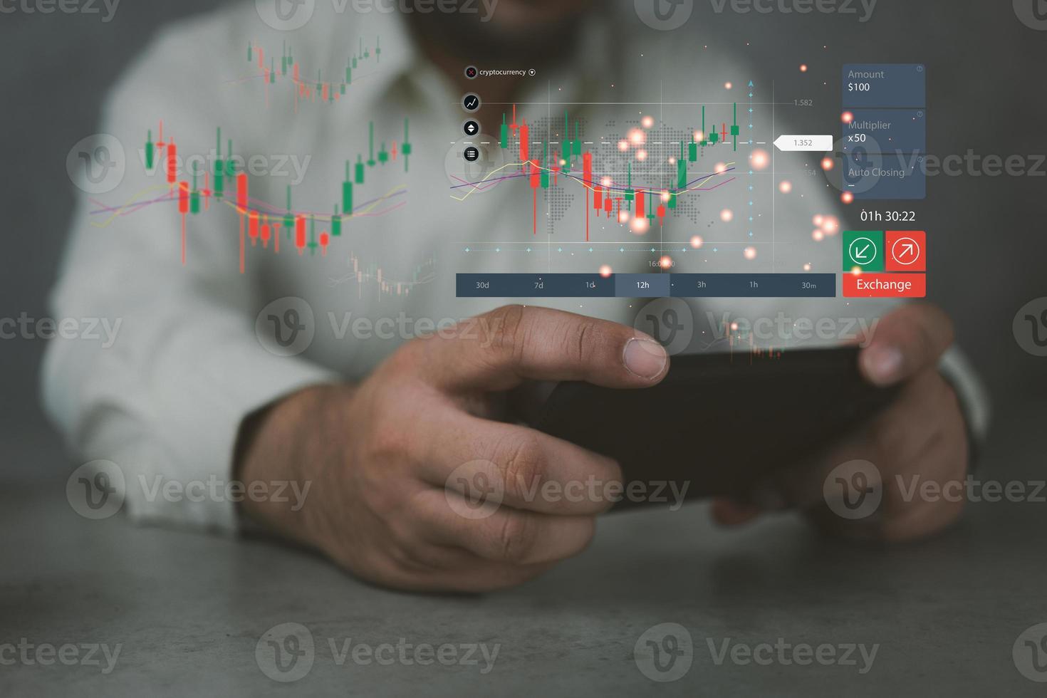 mãos segurando smartphone com diagramas do mercado de ações, holograma com gráfico de barras e linhas crescentes. números e mudanças dinâmicas. foto